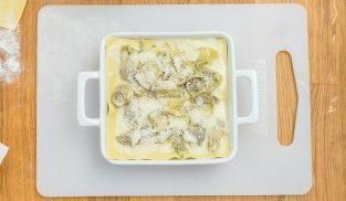 comporre la lasagna di carciofi in una pirofila comporre la lasagna di carciofi in una pirofila