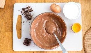 cioccolato fuso con nocciole, uova, zucchero e lievito cioccolato fuso con nocciole, uova, zucchero e lievito