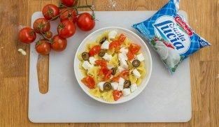 Tagliare i pomodorini e la mozzarella Tagliare i pomodorini e la mozzarella