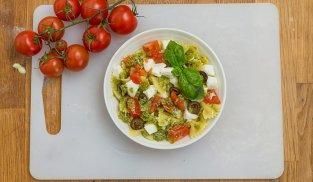 Condire la pasta con pesto e servire fredda Condire la pasta con pesto e servire fredda