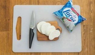 tagliare a fette la mozzarella tagliare a fette la mozzarella