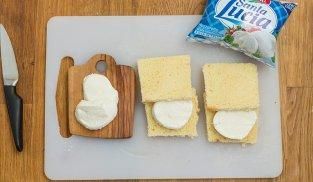 mettere la mozzarella tra le fette di pane mettere la mozzarella tra le fette di pane