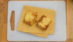 mozzarella in carrozza su carta assorbente mozzarella in carrozza su carta assorbente