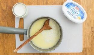 fondere in una casseruola i formaggi, il latte e il burro fondere in una casseruola i formaggi, il latte e il burro