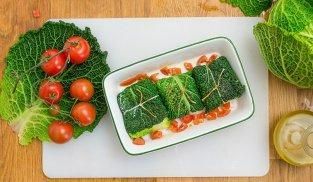 adagiare gli involtini di verza nella teglia adagiare gli involtini di verza nella teglia