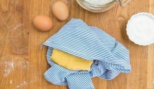 panetto di pasta frolla nel tovagliolo panetto di pasta frolla nel tovagliolo