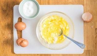 aggiungere al composto le uova, il lievito e la vanillina aggiungere al composto le uova, il lievito e la vanillina