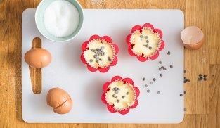 servire i muffin con gocce di cioccolato tiepidi servire i muffin con gocce di cioccolato tiepidi