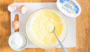 amalgamare la farina con fecola, burro e uova amalgamare la farina con fecola, burro e uova