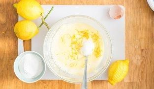 aggiungere gli albumi, il rum e il limone aggiungere gli albumi, il rum e il limone