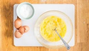 lavorare le uova con lo zucchero lavorare le uova con lo zucchero