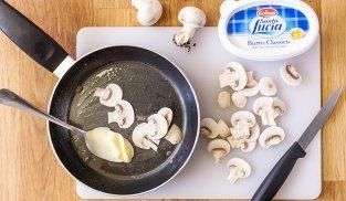 rosolare con il burro i funghi affettati rosolare con il burro i funghi affettati