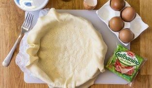 srotolare la pasta sfoglia in una teglia rotonda srotolare la pasta sfoglia in una teglia rotonda