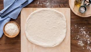 Pizza tonda con Mozzarella Santa Lucia, Certosa e Prosciutto Cotto Fetta Golosa 