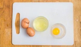 separare i tuorli e gli albumi separare i tuorli e gli albumi