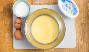 lavorare i tuorli con lo zucchero lavorare i tuorli con lo zucchero