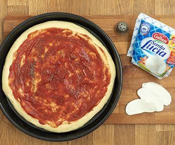 Pizza con olive nere Pizza con olive nere