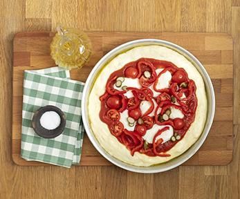 Pizza rossa peperoni e pomodori Pizza rossa peperoni e pomodori
