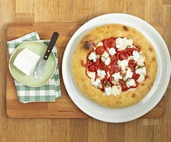 Pizza rossa peperoni e pomodori Pizza rossa peperoni e pomodori