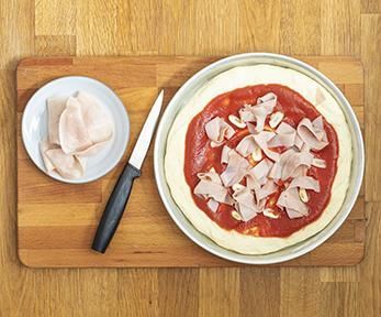 Pizza con prosciutto cotto e funghi Pizza con prosciutto cotto e funghi