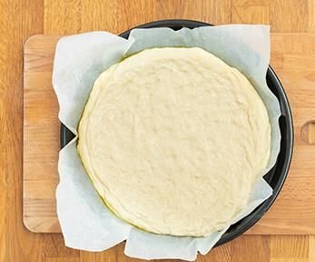 Pizza con cipolle rosse e tonno Pizza con cipolle rosse e tonno