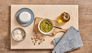 Pizza ricotta, salmone e crema di pistacchio preparazione 1 Pizza ricotta, salmone e crema di pistacchio preparazione 1