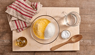 Pizza con farina di mais preparazione 1 Pizza con farina di mais preparazione 1