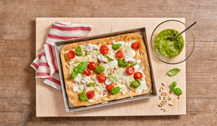 Pizza con pesto e pomodorini preparazione 4