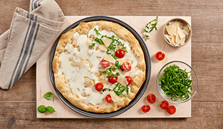 Pizza con rucola, pomodorini e ciliegine preparazione 6 Pizza con rucola, pomodorini e ciliegine preparazione 6
