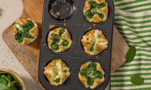 Muffin di sfoglia con Spinaci, ricotta e cuore di Galbanino Step 5 Muffin di sfoglia con Spinaci, ricotta e cuore di Galbanino Step 5