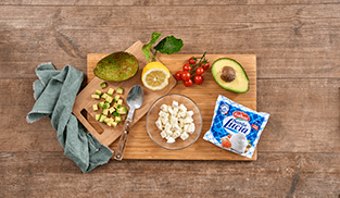 Tagliate la mozzarella a cubetti Tagliate la mozzarella a cubetti