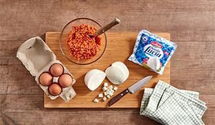 Taglia la mozzarella a dadini Taglia la mozzarella a dadini