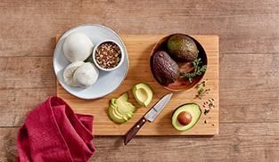 tagliate l’avocado a fettine sottili tagliate l’avocado a fettine sottili