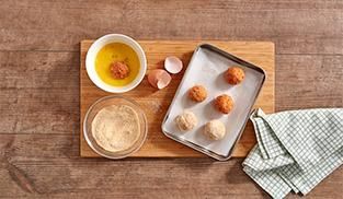 passa le polpette prima nell’uovo e poi nel pan grattato passa le polpette prima nell’uovo e poi nel pan grattato