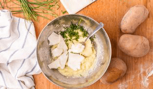 unire la polpa delle patate con burro, erba cipollina e mozzarella unire la polpa delle patate con burro, erba cipollina e mozzarella