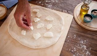 Pizza tonda con Mozzarella Santa Lucia, Certosa e Prosciutto Cotto Fetta Golosa Pizza tonda con Mozzarella Santa Lucia, Certosa e Prosciutto Cotto Fetta Golosa