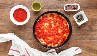 Teglia margherita con Mozzarella Cucina Santa Lucia alici e capperi