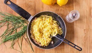 saltare in padella i tagliolini con il salmone e il succo di limone