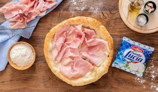 Pizza tonda con Mozzarella Santa Lucia, Certosa e Prosciutto Cotto Fetta Golosa 