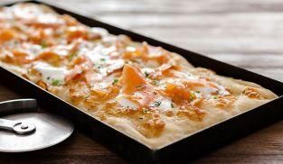Pizza con salmone affumicato Pizza con salmone affumicato