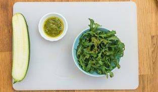 condire l'insalata con il pesto condire l'insalata con il pesto