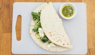 richiudere a metà la piadina vegetariana richiudere a metà la piadina vegetariana
