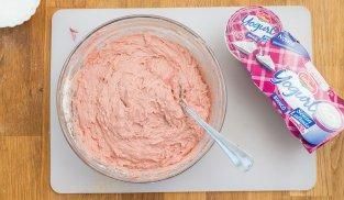 lavorare con una forchetta lo yogurt con il colorante lavorare con una forchetta lo yogurt con il colorante