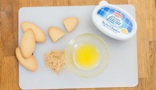 tritare i biscotti nel mixer e sciogliere il burro tritare i biscotti nel mixer e sciogliere il burro