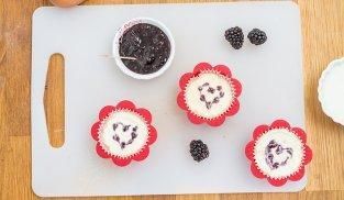 decorare le mini cheesecake con il succo di mora decorare le mini cheesecake con il succo di mora