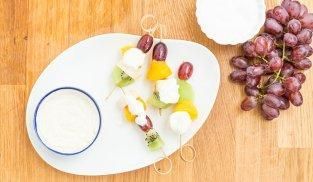 accompagnare gli spiedini di frutta con la crema di ricotta accompagnare gli spiedini di frutta con la crema di ricotta