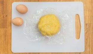 avvolgere la palla di impasto nella pellicola avvolgere la palla di impasto nella pellicola