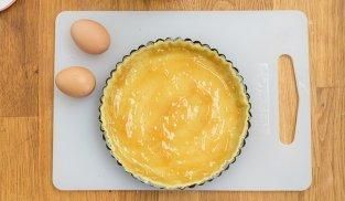 disporre il disco di pasta in una teglia e cospargerla con la marmellata disporre il disco di pasta in una teglia e cospargerla con la marmellata