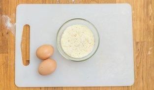 unire le uova e il pecorino grattugiato unire le uova e il pecorino grattugiato