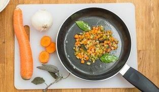 rosolare in padella carote, cipolla e sedano rosolare in padella carote, cipolla e sedano